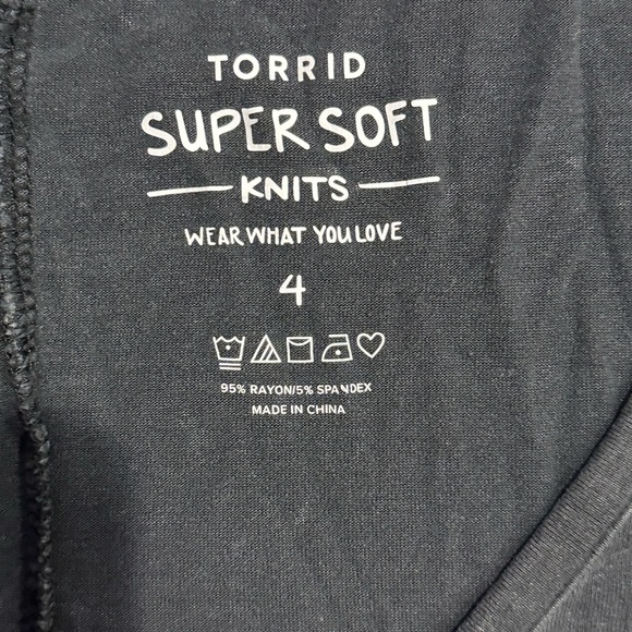 Torrid size 4 women’s distressed Tunic Top - Picture 3 of 3